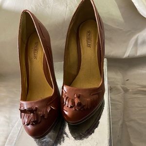 Brown leather fringe-toe pumps